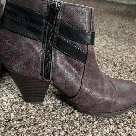 Woman’s Booties Wide width calf - Picture 8 of 8